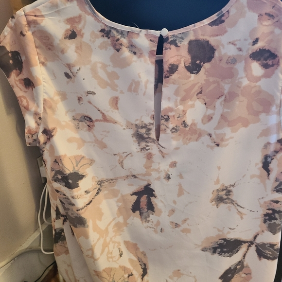 Floral short sleeve top - Picture 3 of 3